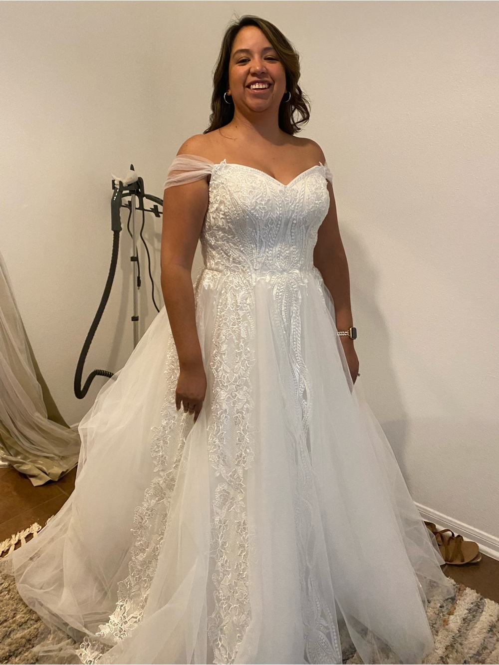 Elegant White Off-Shoulder Lace Wedding Dress - Picture 4 of 5